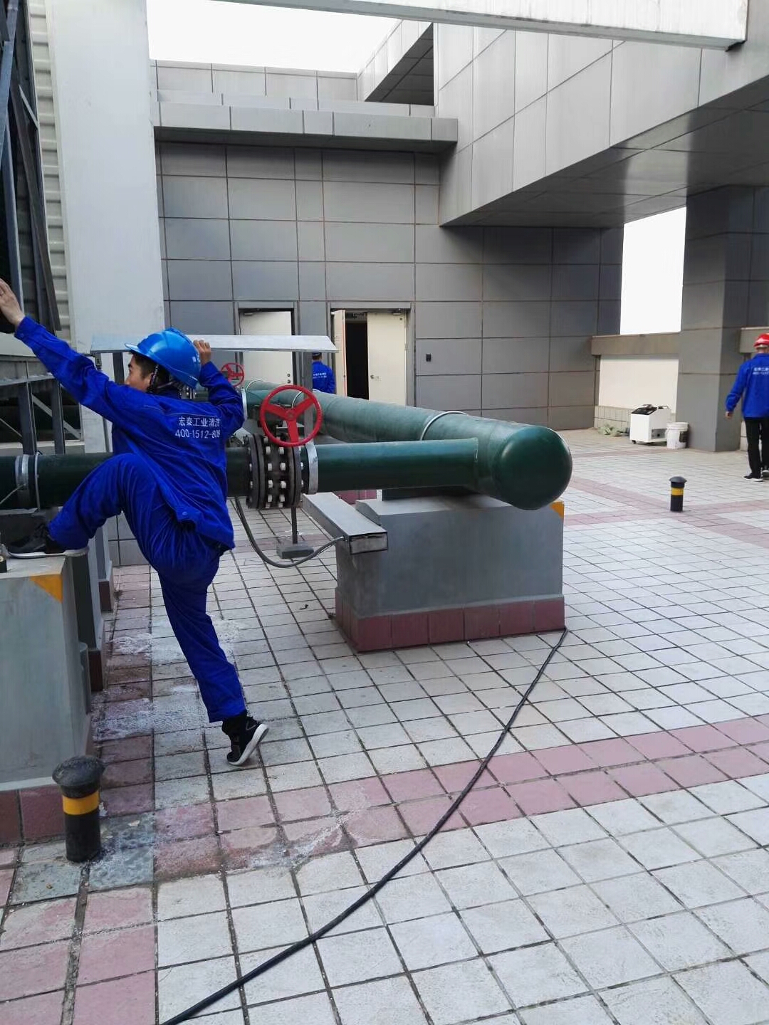 辦公樓中央空調(diào)冷卻塔需要清洗嗎？(圖1)