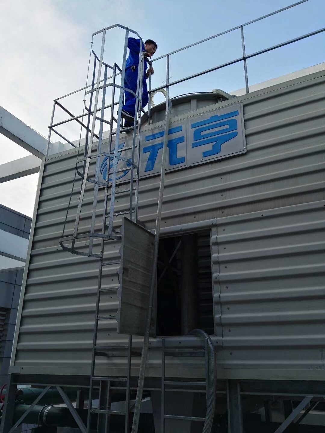 辦公樓中央空調(diào)冷卻塔需要清洗嗎？(圖5)
